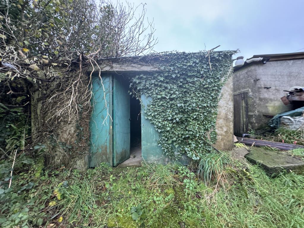 Lot: 154 - SEMI-DETACHED HOUSE FOR IMPROVEMENT - View of the garage